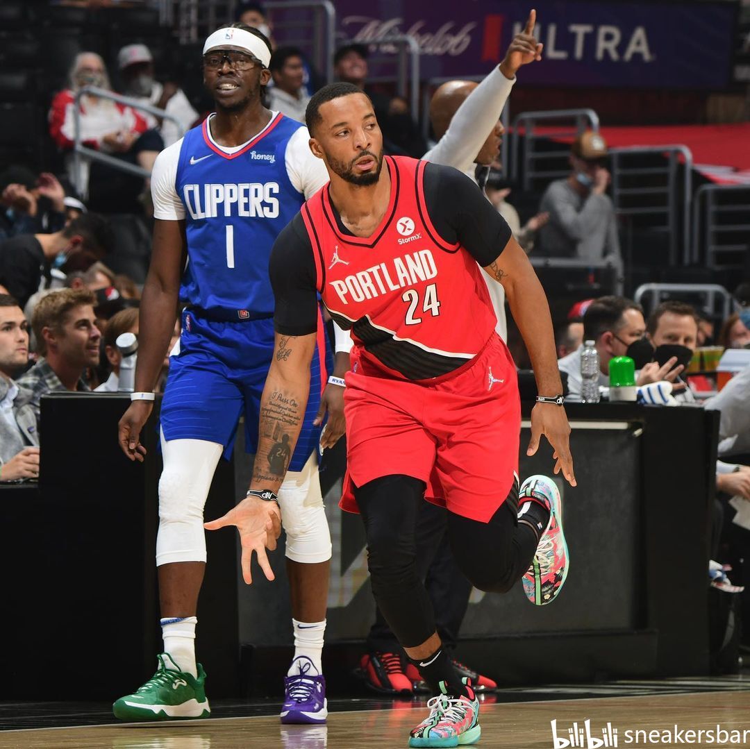 羽披肩突出 羽披肩突出